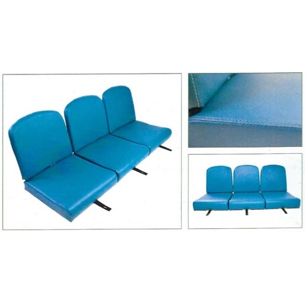 Conjunto de bancos na primeira fila